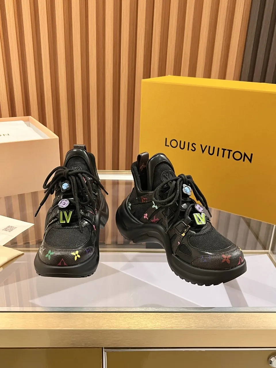 👟👟Ex-factory price 720👟👟 This three-color LV is different. 2025 new Murakami Takashi co-branded black three-color LV fancy button model Archlight donkey brand hardware casual sports dad shoes with an increased heel height of about 5.5cm, 35-41 white letter buckle
